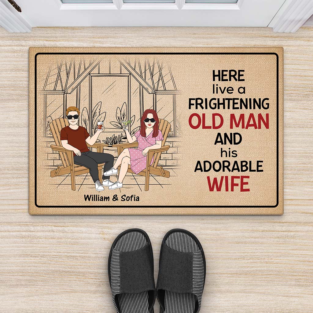 2912DUK2 here live a frightening old man doormat personalised present ideas for couple_3665f5b1 d6ed 45f5 aba4 36f510789a9b