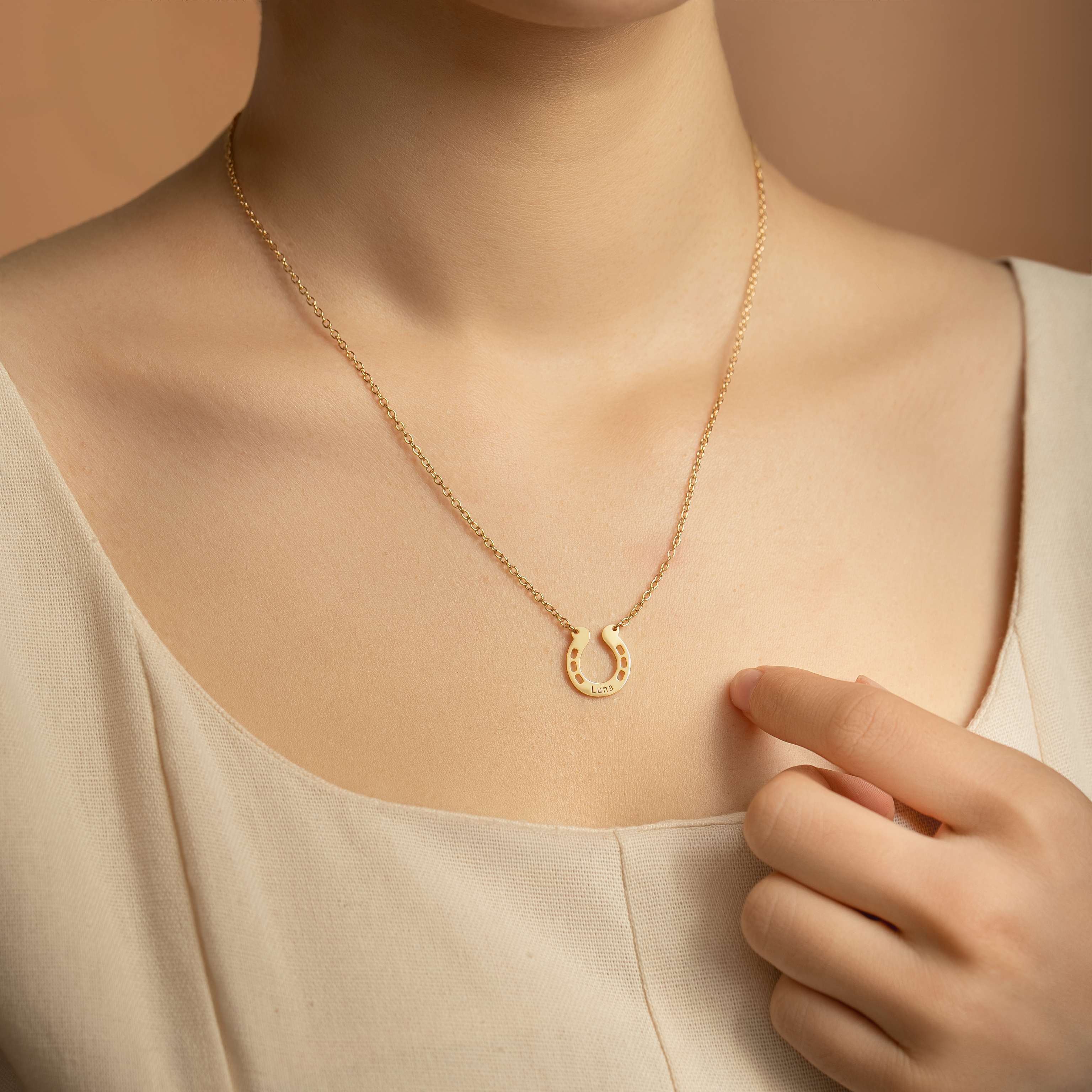 6357JUK2 personalised horseshoe pendant necklace for horse lovers 6357J0I5A